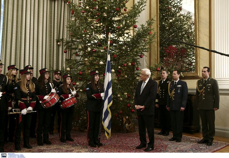 Η μπάντα των Ενόπλων Δυνάμεων έψαλε τα κάλαντα στον Προκόπη Παυλόπουλο [εικόνες & βίντεο] | iefimerida.gr 2