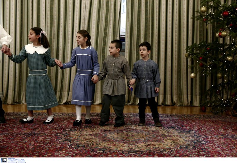 Η μπάντα των Ενόπλων Δυνάμεων έψαλε τα κάλαντα στον Προκόπη Παυλόπουλο [εικόνες & βίντεο] | iefimerida.gr 5