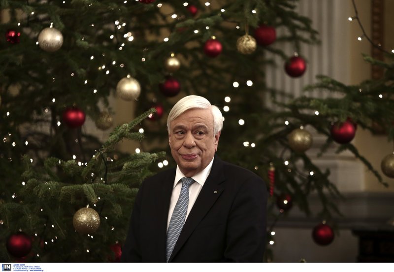 Η μπάντα των Ενόπλων Δυνάμεων έψαλε τα κάλαντα στον Προκόπη Παυλόπουλο [εικόνες & βίντεο] | iefimerida.gr 1