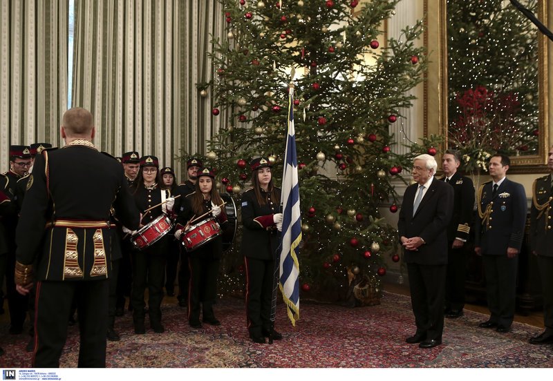 Η μπάντα των Ενόπλων Δυνάμεων έψαλε τα κάλαντα στον Προκόπη Παυλόπουλο [εικόνες & βίντεο] | iefimerida.gr 3