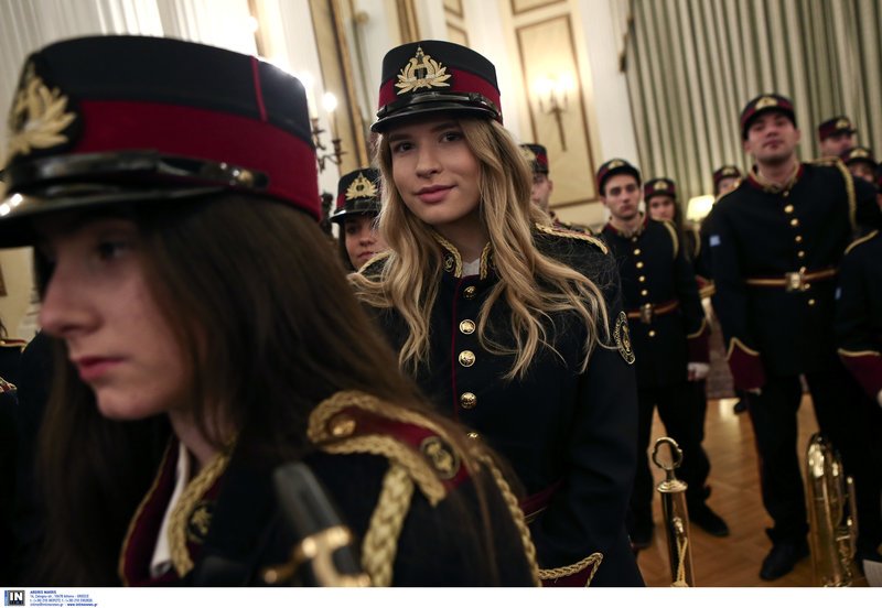 Η μπάντα των Ενόπλων Δυνάμεων έψαλε τα κάλαντα στον Προκόπη Παυλόπουλο [εικόνες & βίντεο] | iefimerida.gr 4