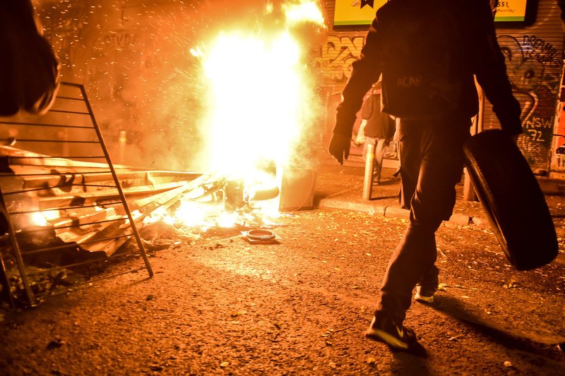 Αγριες συγκρούσεις στα Εξάρχεια -«Αίαντας» και ΜΑΤ κατά κουκουλοφόρων [εικόνες & βίντεο] | iefimerida.gr 9