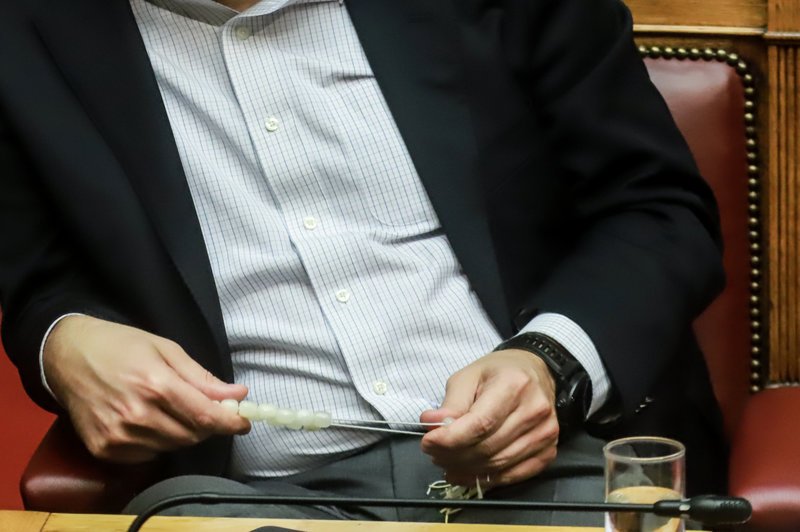 Αν δεν είναι η πρώτη φορά είναι σίγουρα μια από τις ελάχιστες που κάποιος στα υπουργικά, πόσο μάλλον ο πρωθυπουργός, παρακολουθεί τη συνεδρίαση της βουλής παίζοντας το κομπολόι του -Φωτογραφία:EUROKΙNISSI/ΓΙΩΡΓΟΣ ΚΟΝΤΑΡΙΝΗΣ