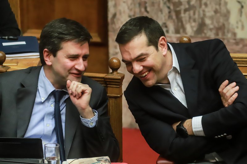 Πρωθυπουργός και υπουργός με καλή διάθεση -Φωτογραφία:EUROKNISSI/ΓΙΩΡΓΟΣ ΚΟΝΤΑΡΙΝΗΣ