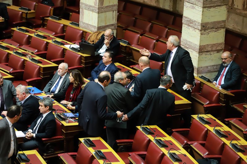 Μαλλιά κουβάρια στη Βουλή -Γρηγοράκος: «Κάτσε κάτω ρε τσόκαρο» -Καββαδία: «Κάτσε κάτω ρε γελοίε» | iefimerida.gr 3