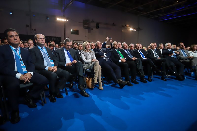 Γεωργιάδης, Χατζηδάκης, Σαμαράς, Καραμανλής, Αβραμόπουλος παρακολουθούν την ομιλία Μητσοτάκη