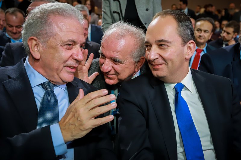 Αβραμόπουλος Πλακιωτάκης συνομιλούν πριν την ομιλία του προέδρου της ΝΔ