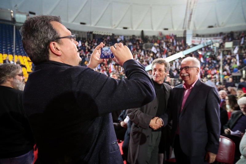 Ο Σωκράτης Φάμελλος σε ρόλο φωτογράφου