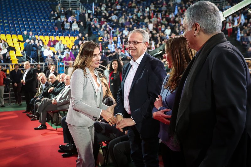 Η Μπέτυ Μπαζιάνα χαιρετά στελέχη του ΣΥΡΙΖΑ