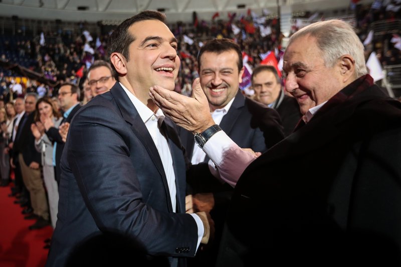 Ο φωτογραφικός φακός απαθανάτισε και μια παιχνιδιάρικη στιγμή του Αλέξη Τσίπρα με τον Αλέκο Φλαμπουράρη