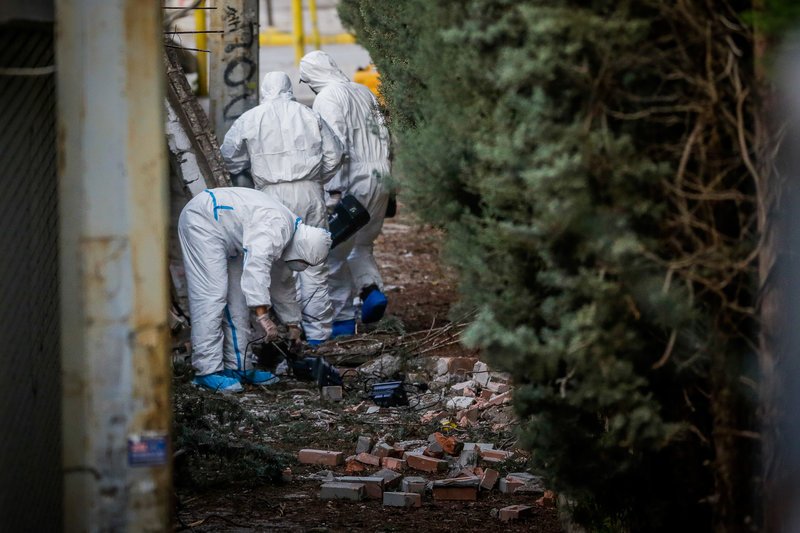 Βόμβα στον ΣΚΑΪ -Δέκα κιλά εκρηκτικών, άνοιξε κρατήρας, μεγάλες ζημιές [εικόνες & βίντεο] | iefimerida.gr 3