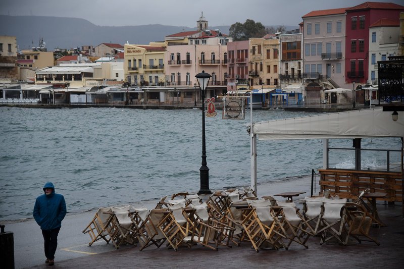 Γερτές οι καρέκλες, ξεκουράζονται, περιμένοντας το καλοκαίρι -Φωτογραφία: EUROKINISSI/ΜΙΧΑΛΗΣ ΚΑΡΑΓΙΑΝΝΗΣ