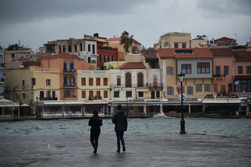 Ρομαντικές βόλτες στο λιμάνι των Χανίων -Φωτογραφία: EUROKINISSI/ΜΙΧΑΛΗΣ ΚΑΡΑΓΙΑΝΝΗΣ