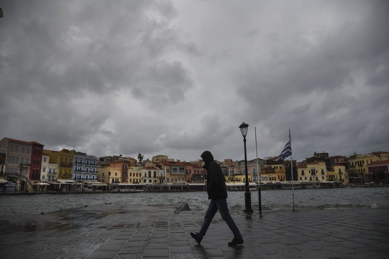 Μοναχική βόλτα στο παλιό λιμάνι -Φωτογραφία: EUROKINISSI/ΜΙΧΑΛΗΣ ΚΑΡΑΓΙΑΝΝΗΣ