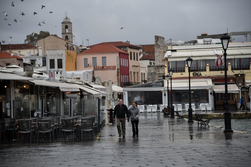 Χέρι χέρι στην άδεια παραλία -Φωτογραφία: EUROKINISSI/ΜΙΧΑΛΗΣ ΚΑΡΑΓΙΑΝΝΗΣ