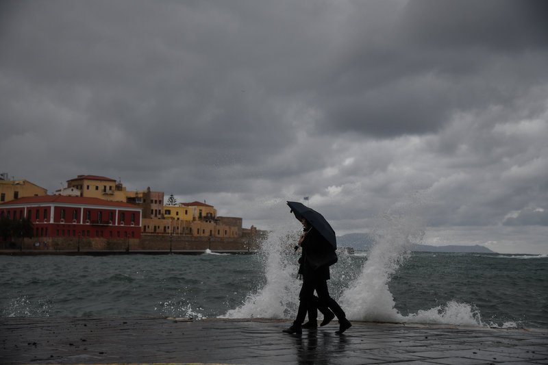 Ομπρέλλα, αγάπη και κύμα,τι άλλο να ζητήσεις; -Φωτογραφία: EUROKINISSI/ΜΙΧΑΛΗΣ ΚΑΡΑΓΙΑΝΝΗΣ