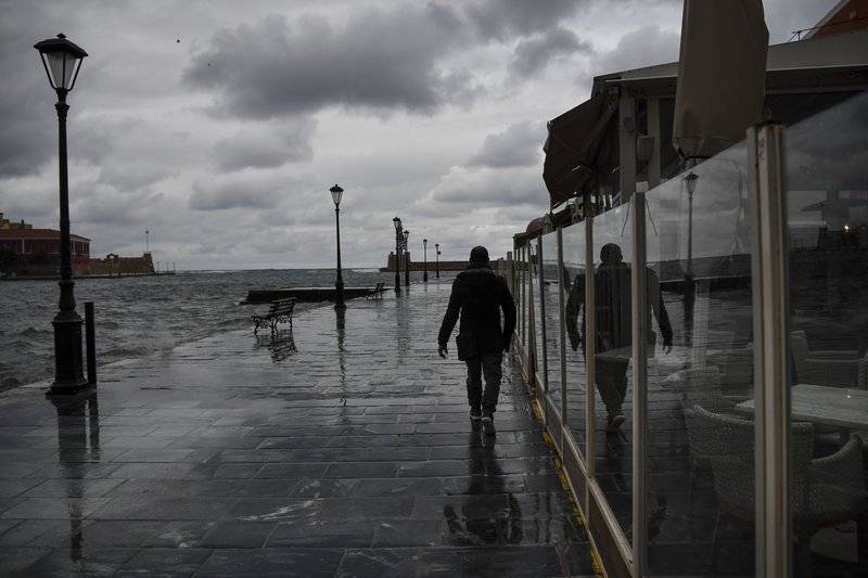 Μοναχικές και μοναδικές στιγμές στο παλιό λιμάνι των Χανίων -Φωτογραφία: EUROKINISSI/ΜΙΧΑΛΗΣ ΚΑΡΑΓΙΑΝΝΗΣ