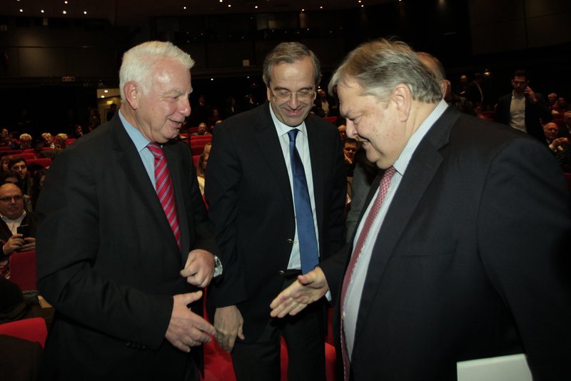 Ο Ευ. Βενιζέλος χαιρετά τον πρώην πρωθυπουργό Παν. Πικραμμένο υπό το βλέμμα του Α. Σαμαρά -Φωτογραφία: EUROKINISSI/ΧΡΗΣΤΟΣ ΜΠΟΝΗΣ