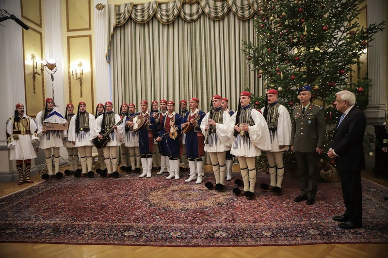 Τα κάλαντα στον Πρόεδρο της Δημοκρατίας και το μήνυμά του για τη «μεγάλη δύναμη των Ελλήνων» [εικόνες] | iefimerida.gr 3