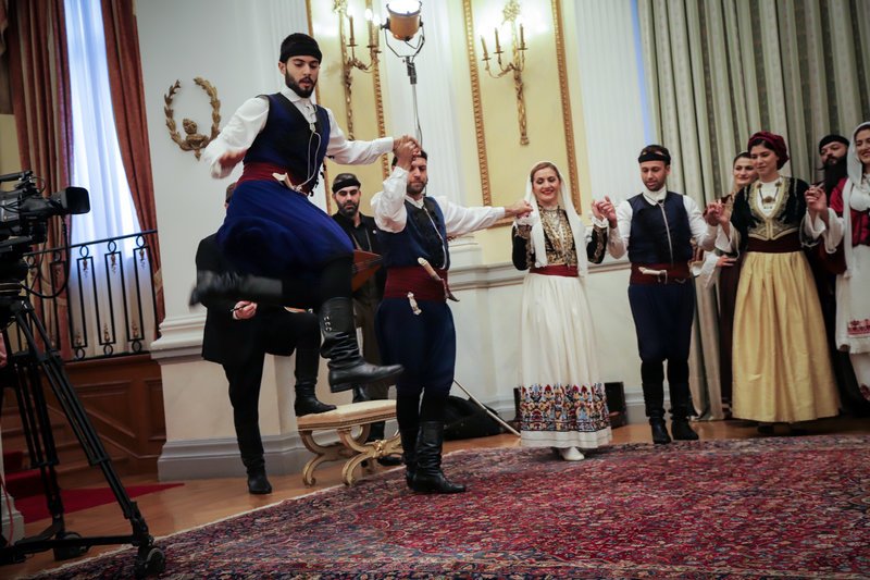 Τα κάλαντα στον Πρόεδρο της Δημοκρατίας και το μήνυμά του για τη «μεγάλη δύναμη των Ελλήνων» [εικόνες] | iefimerida.gr 4