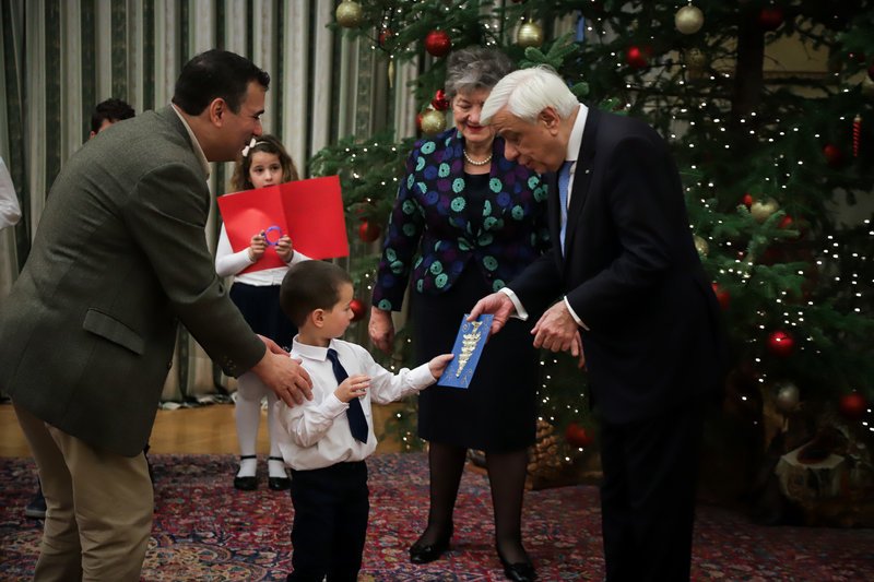Τα κάλαντα στον Πρόεδρο της Δημοκρατίας και το μήνυμά του για τη «μεγάλη δύναμη των Ελλήνων» [εικόνες] | iefimerida.gr 1