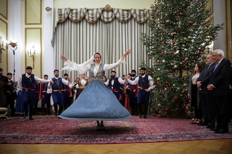 Τα κάλαντα στον Πρόεδρο της Δημοκρατίας και το μήνυμά του για τη «μεγάλη δύναμη των Ελλήνων» [εικόνες] | iefimerida.gr 0