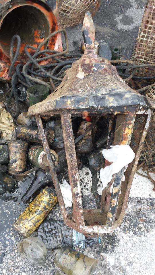 Απίστευτο! Καθάρισαν τον βυθό στο Γύθειο και βρήκαν από ποδήλατα μέχρι καρότσια σούπερ μάρκετ [εικόνες] | iefimerida.gr 11