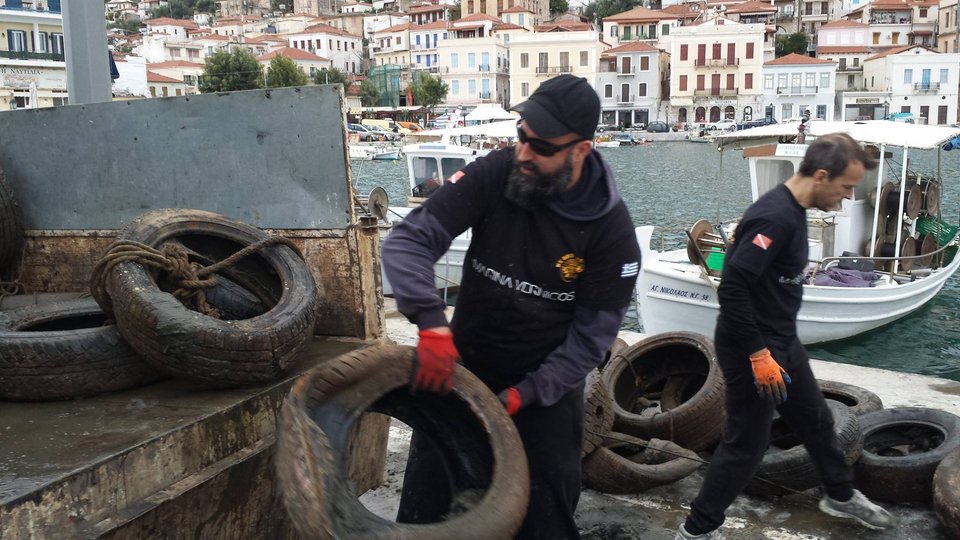 Απίστευτο! Καθάρισαν τον βυθό στο Γύθειο και βρήκαν από ποδήλατα μέχρι καρότσια σούπερ μάρκετ [εικόνες] | iefimerida.gr 6