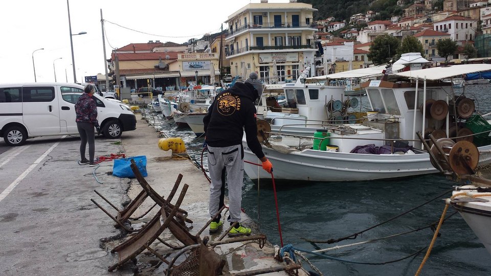 Απίστευτο! Καθάρισαν τον βυθό στο Γύθειο και βρήκαν από ποδήλατα μέχρι καρότσια σούπερ μάρκετ [εικόνες] | iefimerida.gr 7