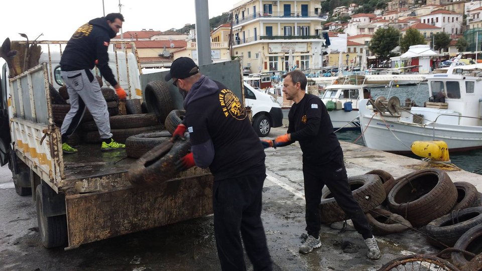 Α;μέτρητα λάστιχα αυτοκινήτων μάζεψαν οι εθελοντές