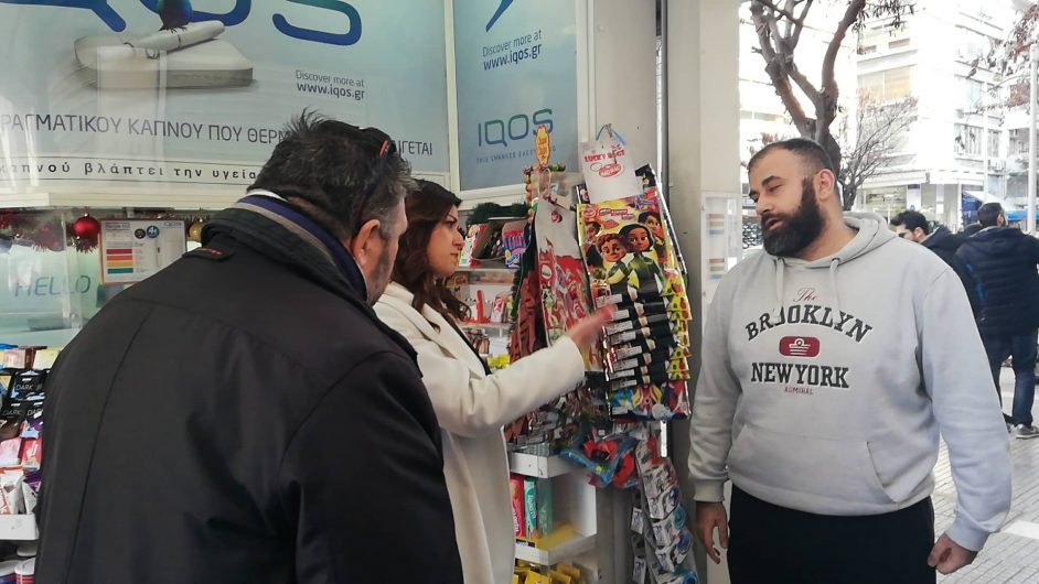 Η Νοτοπούλου στη θέση... περιπτερά -Της ζήτησαν σοκολάτα, «μετά από καθαρίστρια, τώρα και σε περίπτερο» [εικόνες & βίντεο] | iefimerida.gr 1