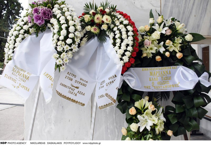 Το τελευταίο αντίο στην ηθοποιό Μαριάννα Τόλη -Συγκίνηση και βουβός θρήνος [εικόνες] | iefimerida.gr 1