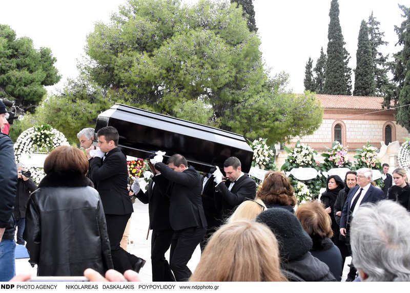 Το τελευταίο αντίο στην ηθοποιό Μαριάννα Τόλη -Συγκίνηση και βουβός θρήνος [εικόνες] | iefimerida.gr 0