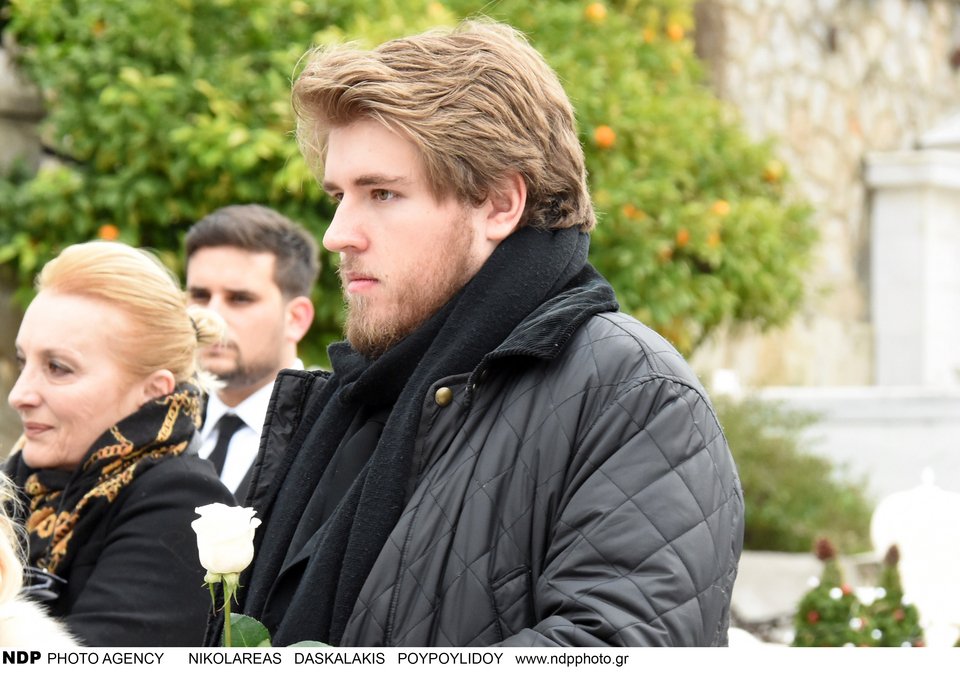Με ένα λευκό τριαντάφυλλο αποχαιρέτησε τη μητέρα του ο 22χρονος γιος της Μαριάννας Τόλη [εικόνες] | iefimerida.gr 0