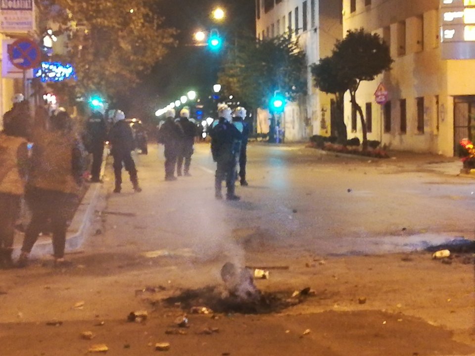 Σοβαρά επεισόδια μετά τις πορείες στον Βόλο -20 προσαγωγές [εικόνες] | iefimerida.gr 3