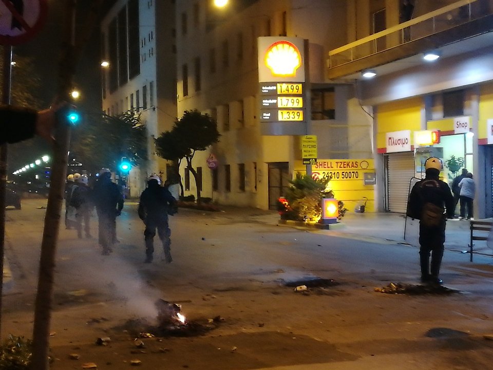 Σοβαρά επεισόδια μετά τις πορείες στον Βόλο -20 προσαγωγές [εικόνες] | iefimerida.gr 1