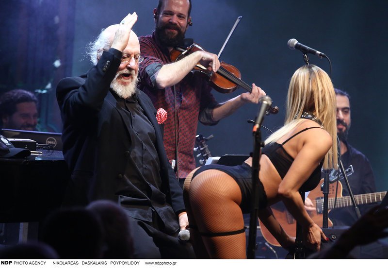 Χορεύτρια έκανε στριπτίζ στον Διονύση Σαββόπουλο την ώρα που τραγουδούσε [εικόνες] | iefimerida.gr 5