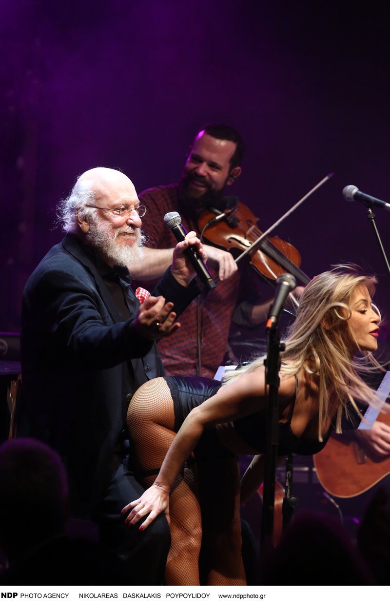 Χορεύτρια έκανε στριπτίζ στον Διονύση Σαββόπουλο την ώρα που τραγουδούσε [εικόνες] | iefimerida.gr 4