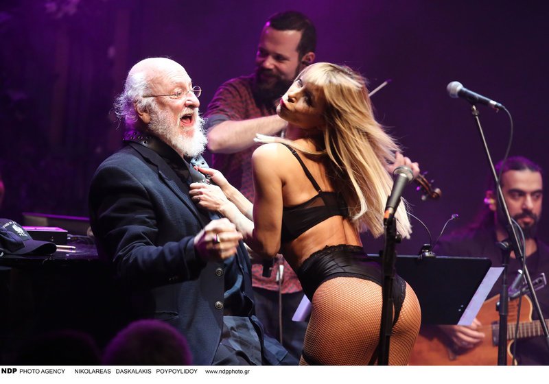 Χορεύτρια έκανε στριπτίζ στον Διονύση Σαββόπουλο την ώρα που τραγουδούσε [εικόνες] | iefimerida.gr 2