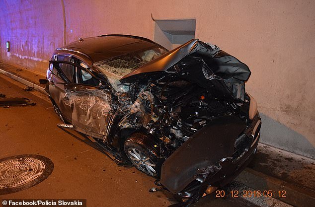 Τροχαίο σοκ: Αυτοκίνητο τρακάρει, εκτοξεύεται, πετάει σε ύψος 6 μέτρων και καρφώνεται σε τούνελ [βίντεο] | iefimerida.gr 2