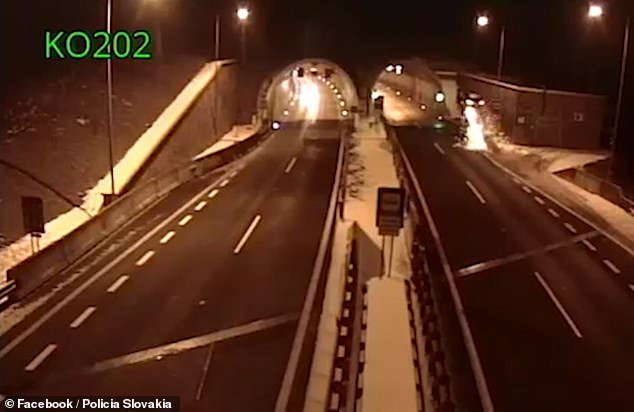 Τροχαίο σοκ: Αυτοκίνητο τρακάρει, εκτοξεύεται, πετάει σε ύψος 6 μέτρων και καρφώνεται σε τούνελ [βίντεο] | iefimerida.gr 0