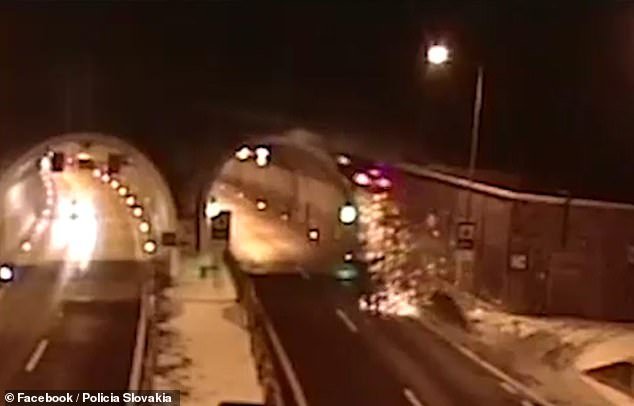 Τροχαίο σοκ: Αυτοκίνητο τρακάρει, εκτοξεύεται, πετάει σε ύψος 6 μέτρων και καρφώνεται σε τούνελ [βίντεο] | iefimerida.gr 1