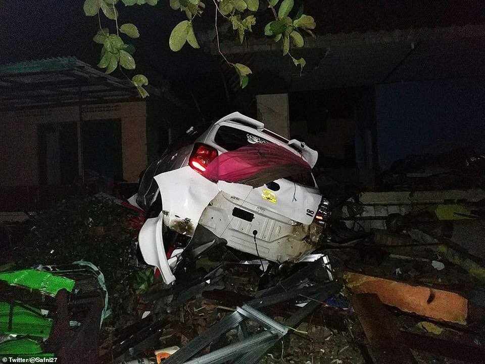 To τσουνάμι το τσουνάμι προκλήθηκε από την έκρηξη του ηφαιστείου Ανάκ Κρακατόα (Φωτογραφία: Twitter/@Safni27)