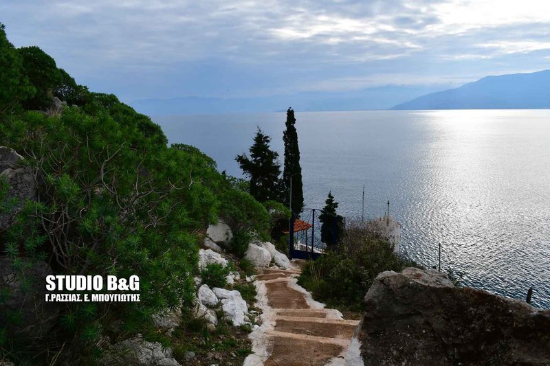 Το μονοπάτι που μας οδηγεί στο ξωκλήσι