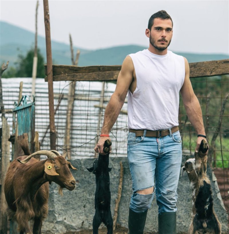 Ποζάρουν με τα ζώα τους ή στα χωράφια τους και δείχνουν τα γυμνασμένα μπράτσα τους.