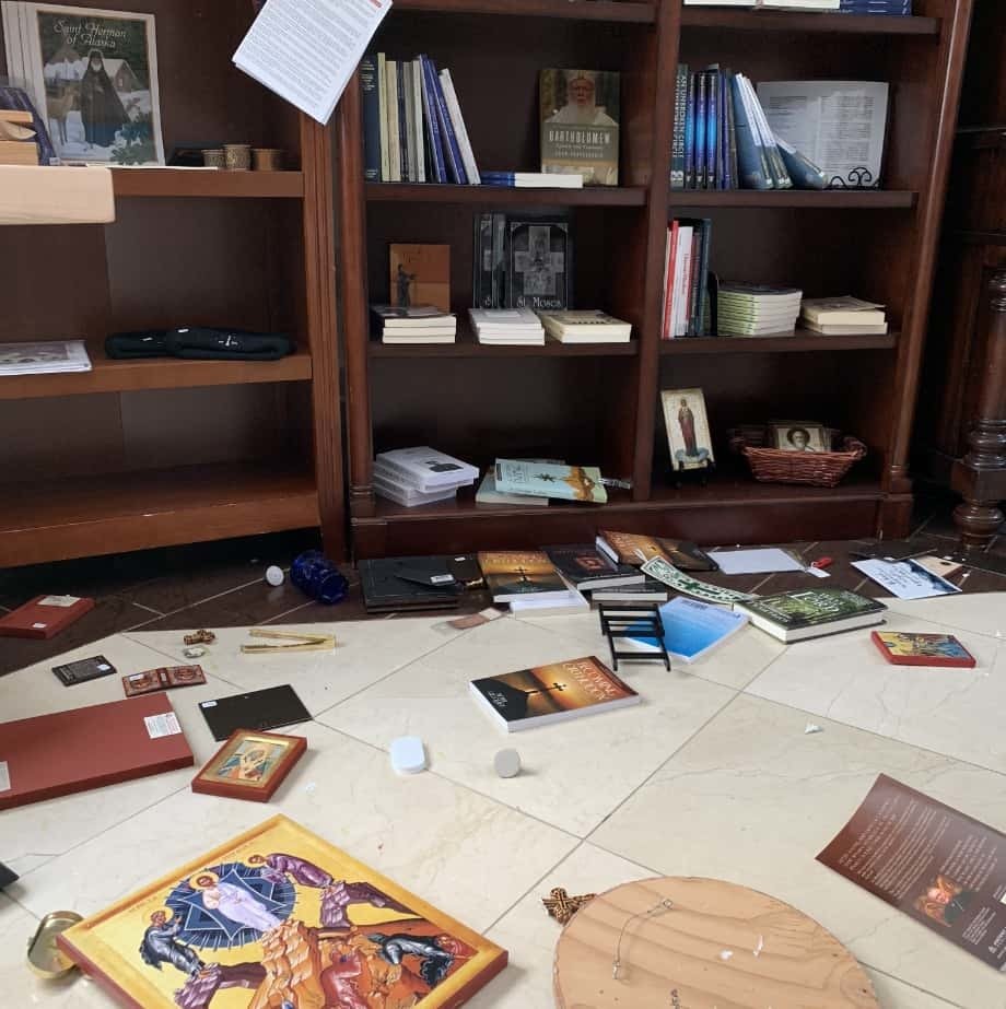 Η φωτογραφία - από τη βιβλιοθήκη του κοινοτικού κέντρου, μετά τη σεισμική δόνηση - είναι της Μητροπόλεως Αγίου Φραγκίσκου.