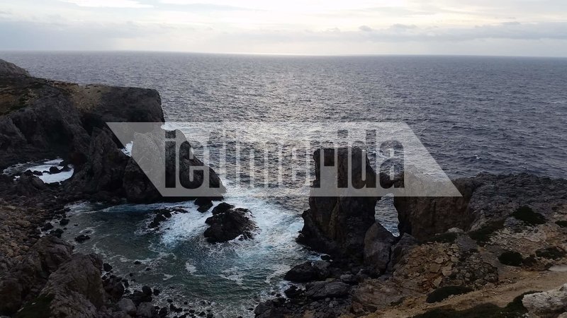 Η άγρια θάλασσα του χειμώνα στις ακτές του νησιού