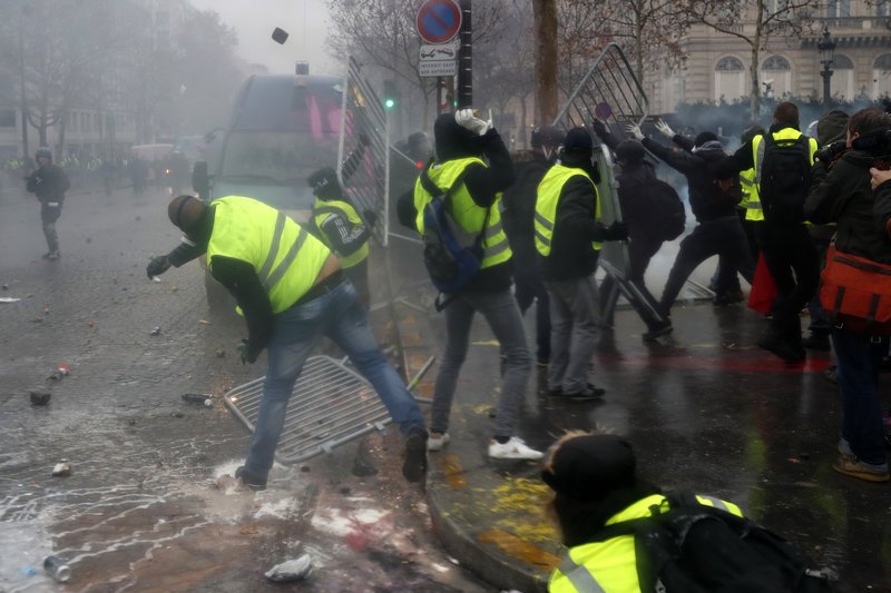Κίτρινα γιλέκα: Πεδίο μάχης το Παρίσι -Φωτιά σε κτίριο κοντά στα Ηλύσια Πεδία, κλείνουν πολυκαταστήματα | iefimerida.gr 25