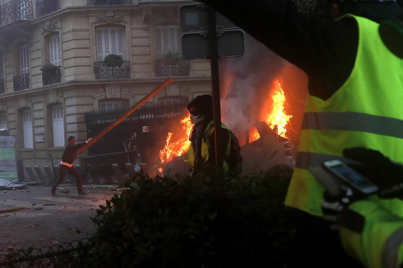 Κίτρινα γιλέκα: Πεδίο μάχης το Παρίσι -Φωτιά σε κτίριο κοντά στα Ηλύσια Πεδία, κλείνουν πολυκαταστήματα | iefimerida.gr 13