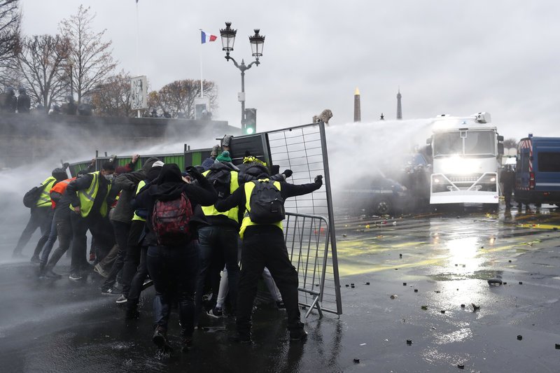 Κίτρινα γιλέκα: Πεδίο μάχης το Παρίσι -Φωτιά σε κτίριο κοντά στα Ηλύσια Πεδία, κλείνουν πολυκαταστήματα | iefimerida.gr 21